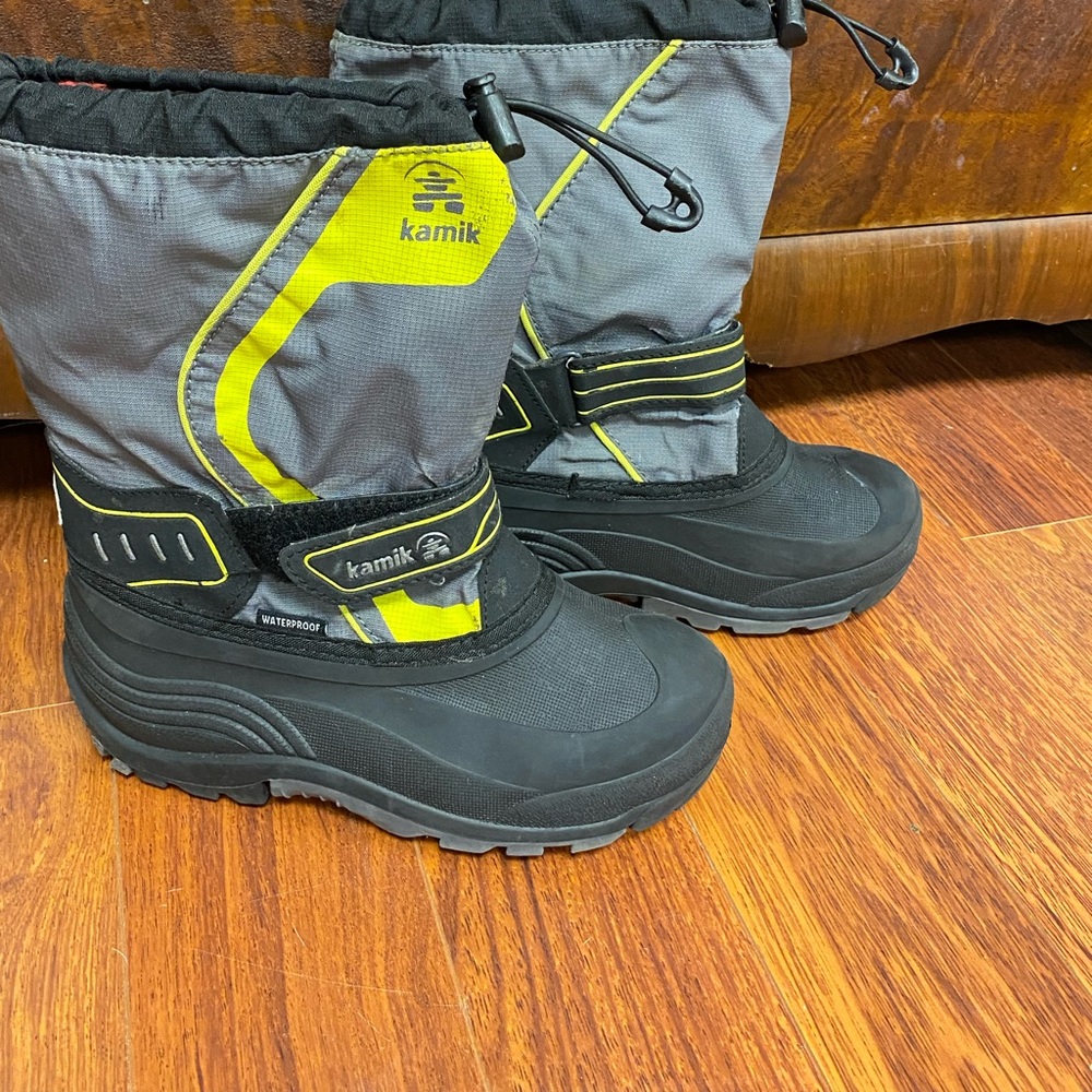 Boys KAMIK Snow Boots Waterproof With Removable Liners Waterproof Size 4.